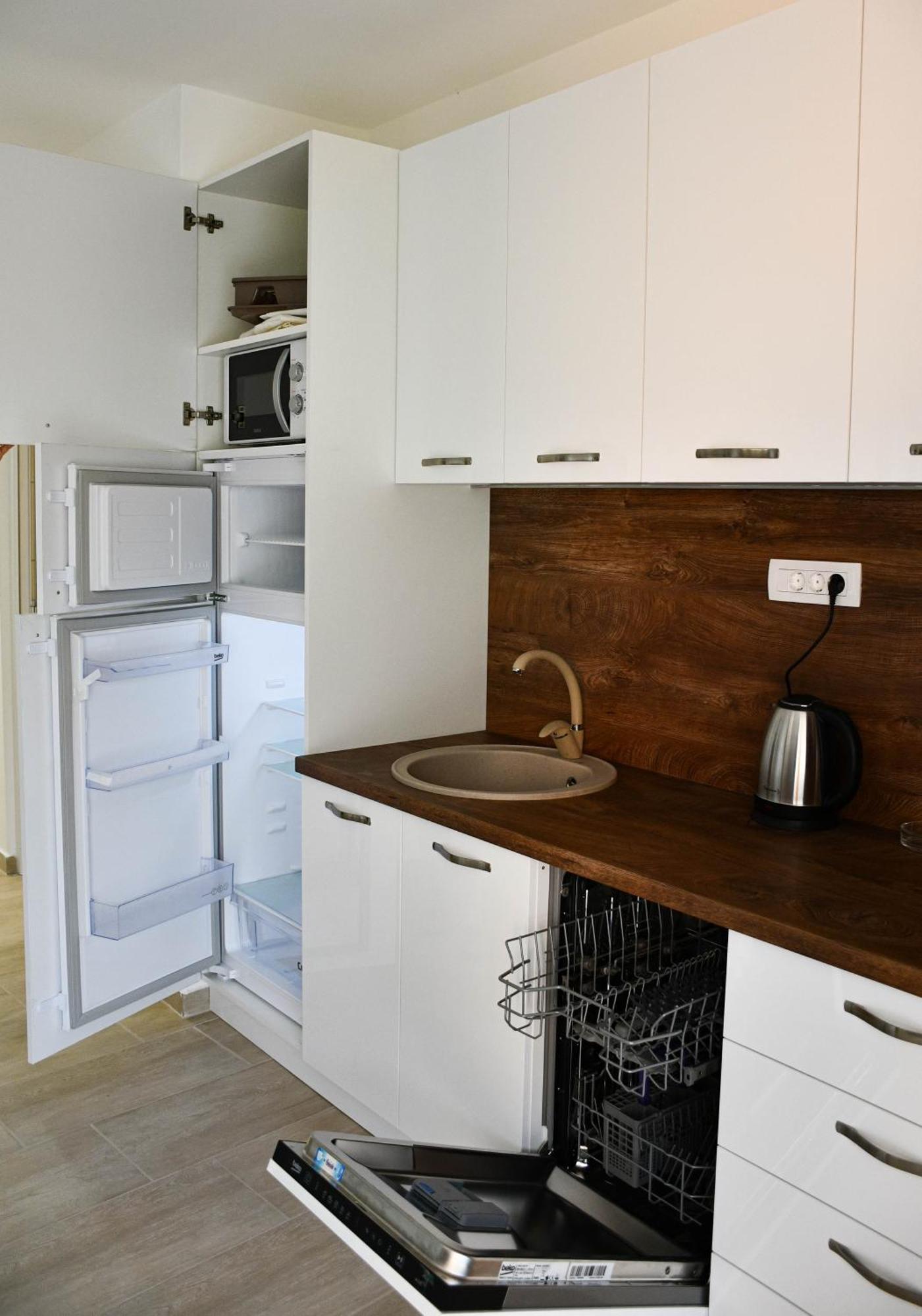 Raj Apartment โกตอร์ ภายนอก รูปภาพ