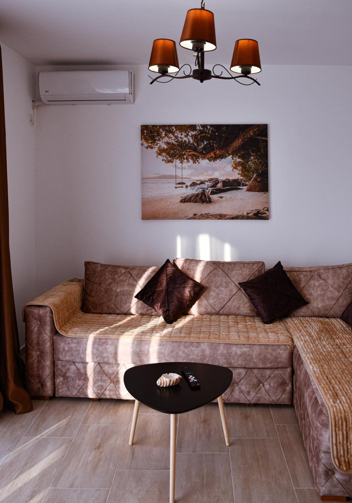 Raj Apartment โกตอร์ ภายนอก รูปภาพ