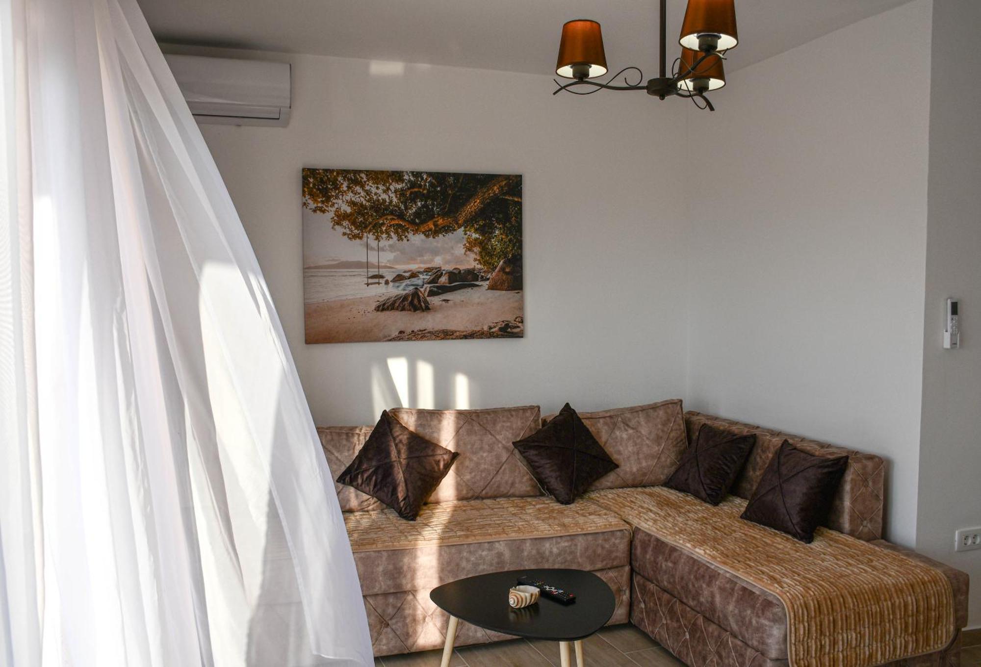 Raj Apartment โกตอร์ ภายนอก รูปภาพ