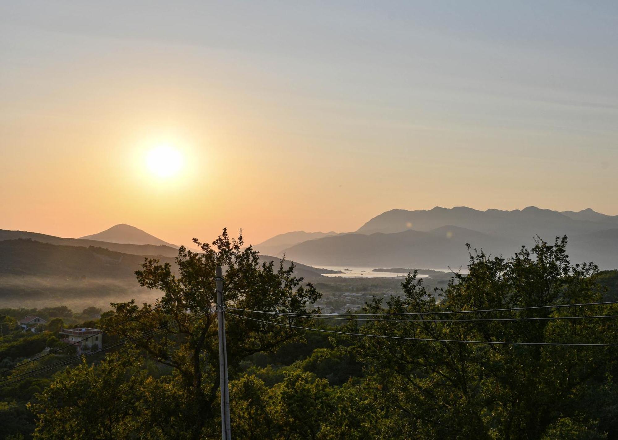Raj Apartment โกตอร์ ภายนอก รูปภาพ