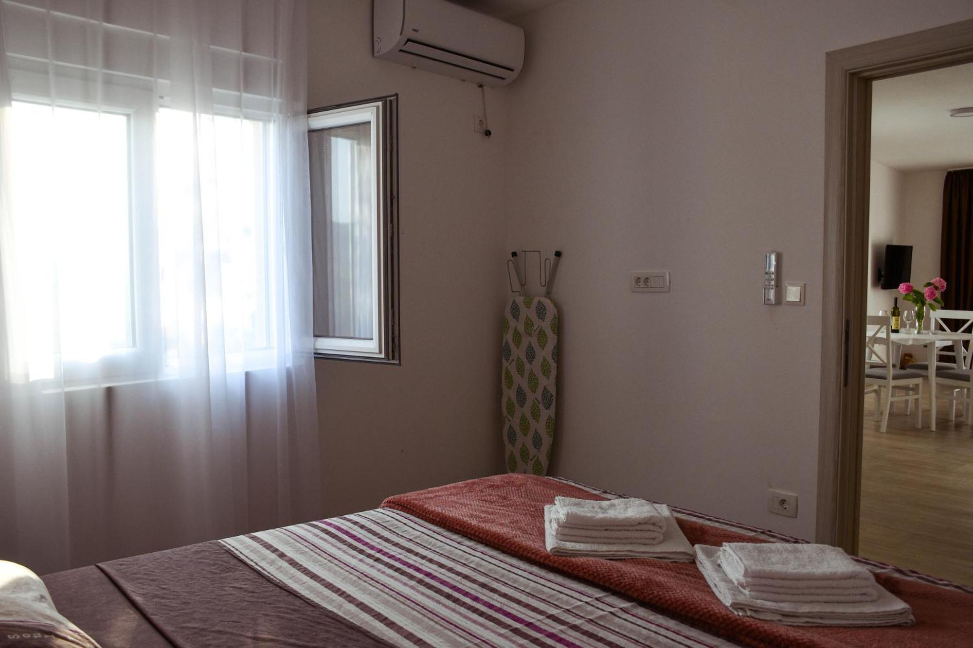 Raj Apartment โกตอร์ ภายนอก รูปภาพ